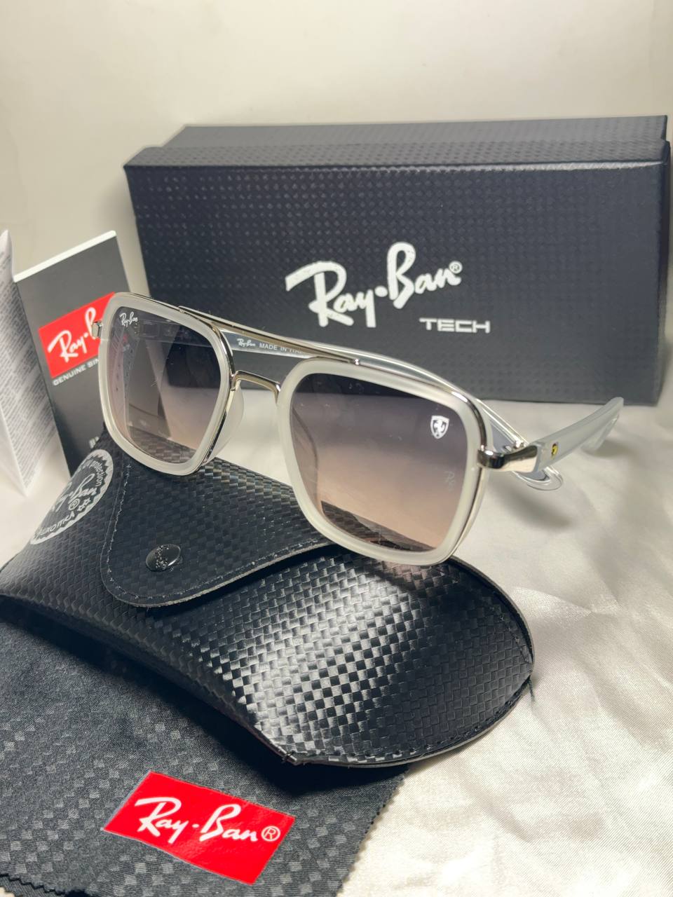 نظارة شمسية من نوعRay.Ban / Ferrari